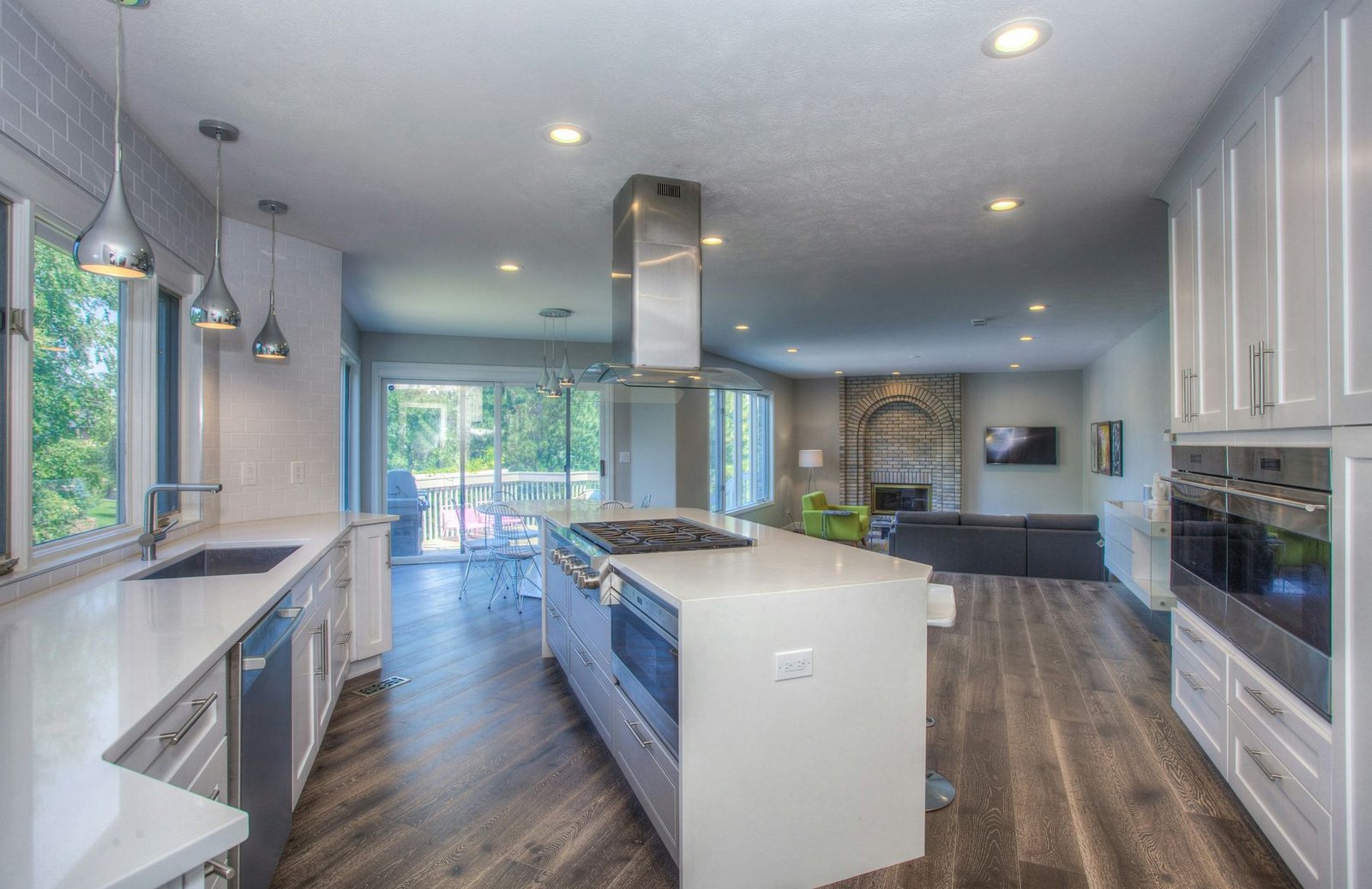 Bright, freshly cleaned kitchen